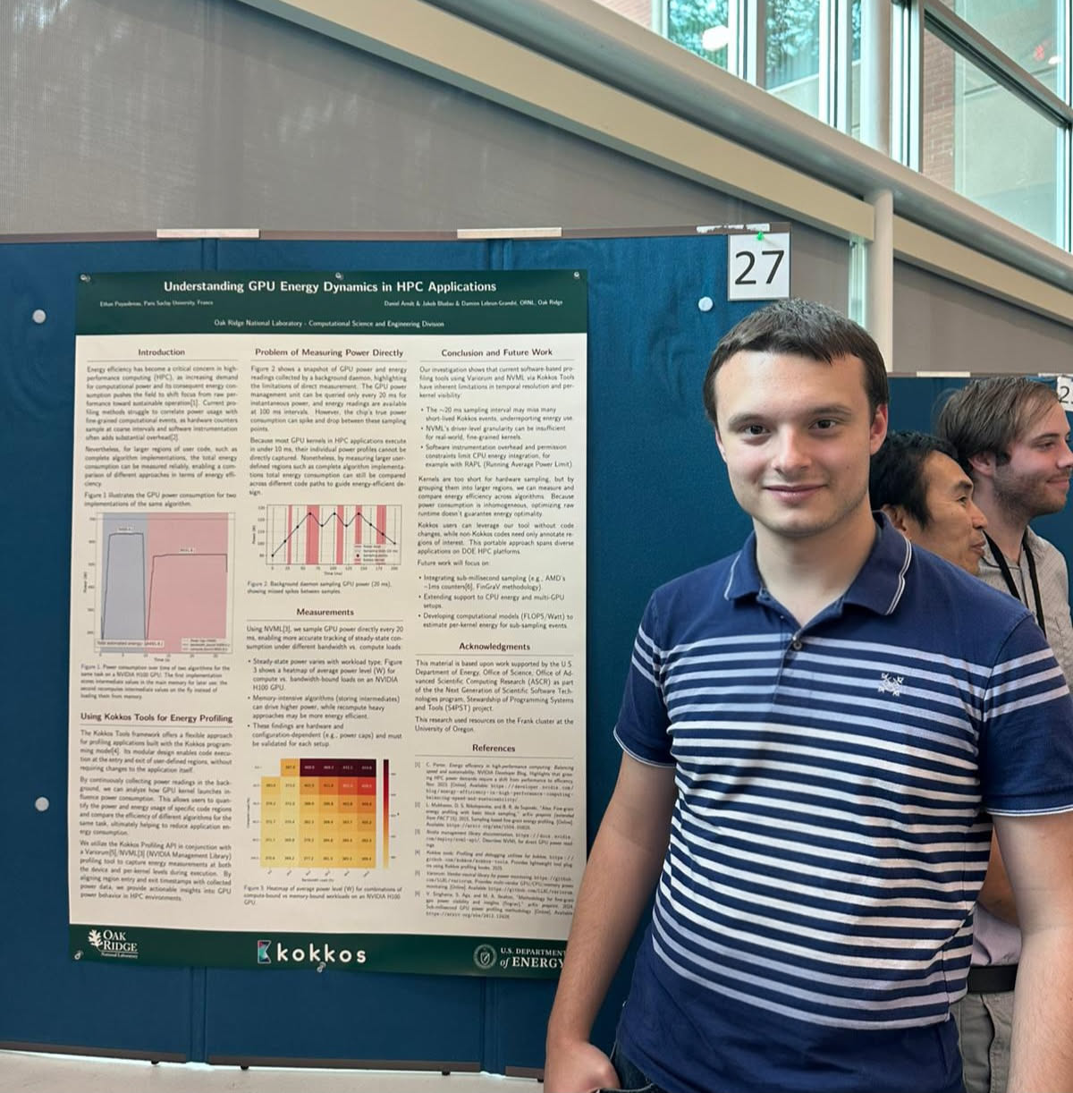 Ethan Puyaubreau debout à côté de son poster, Understanding GPU Energy Dynamics in HPC Applications, à la Smoky Mountains Conference 2025.